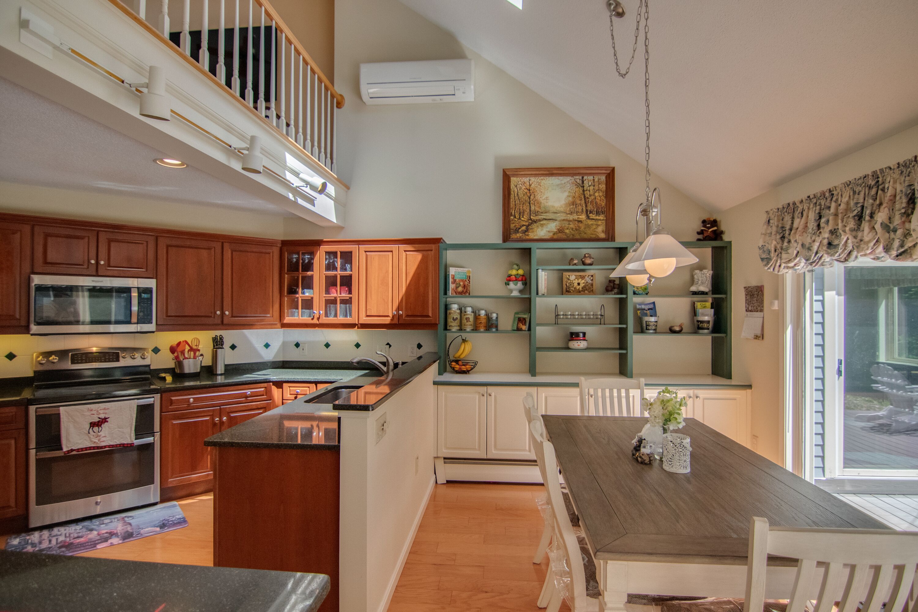 Ecstatic Fall getaway in White Mountains with water views, WiFi, AC