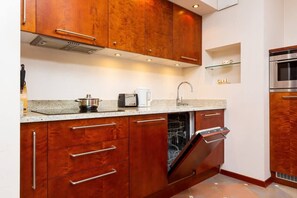 Réfrigérateur, micro-ondes, four, plaque de cuisson