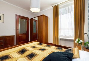 1 dormitorio, tabla de planchar con plancha, wifi y ropa de cama