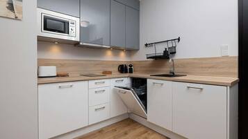 Geladeira, micro-ondas, cooktop, lava-louças