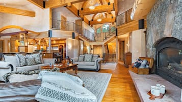 Een smart-tv, een open haard en een kantoor