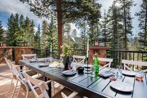 Outdoor dining - Cherry Ridge by AvantStay | Incredible Mountain Mansion w/ Game Room, Hot Tub (Breckenridge)