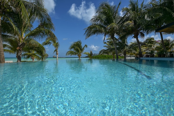 Una piscina al aire libre (de 09:00 a 19:00), tumbonas