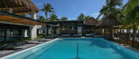 Piscine extérieure, chaises longues