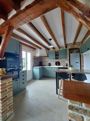 Een koelkast, een microgolfoven, een oven, een kookplaat