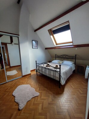 4 quartos, ferros/tábuas de passar roupa, berço de viagem