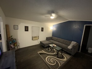 Living area - Beautiful Mobile Home 35 mins to Nola, Casinos, & Beaches. (Picayune)