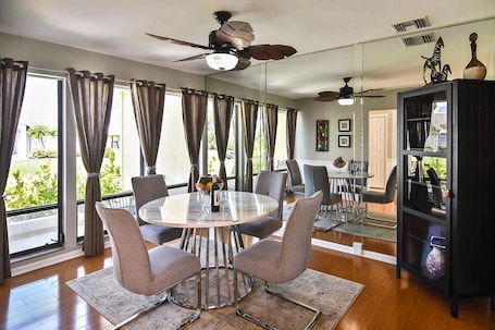 Dining. Burnt Store Isles Golf Home, W/Hot Tub/King Bed/Fast WIFI/Unbeatable Location