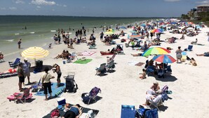 A crowded beach with numerous umbrellas and beachgoers. - Burnt Store Isles Golf Home, W/Hot Tub/King Bed/Fast WIFI/Unbeatable Location (Punta Gorda)