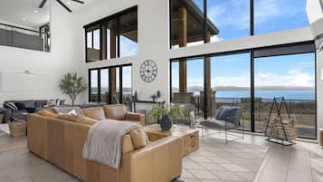 TV connectée, cheminée, lecteur de DVD, baby-foot