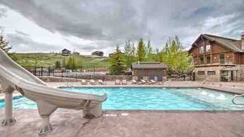 Alberca al aire libre y alberca climatizada