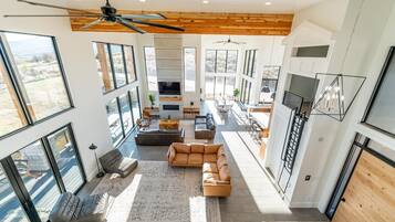 Smart-tv, eldstad, dvd-spelare och bordsfotboll