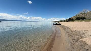 Plage à proximité, chaises longues