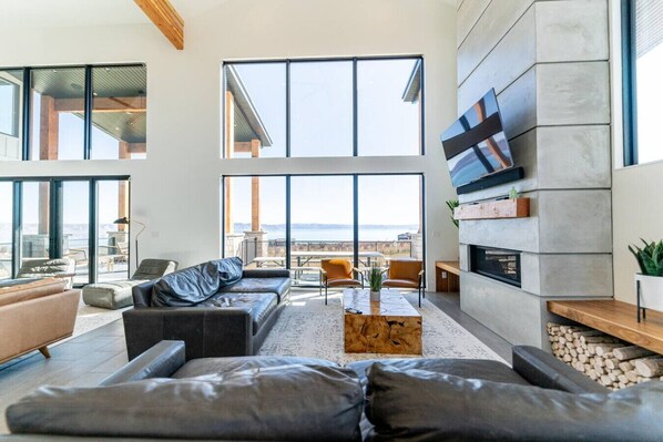 Smart TV, fireplace, DVD player, table football