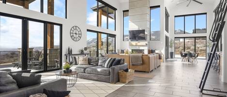 智能電視、壁爐、DVD 播放機、足球機