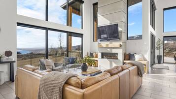 TV connectée, cheminée, lecteur de DVD, baby-foot