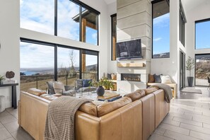 Smart TV, fireplace, DVD player, table football - Skybridge Bear Lake Sleeps 61-75 with condo add-on (Fish Haven)