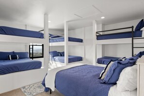 11 Schlafzimmer, Schreibtisch, Bügeleisen/Bügelbrett, Reisekinderbett