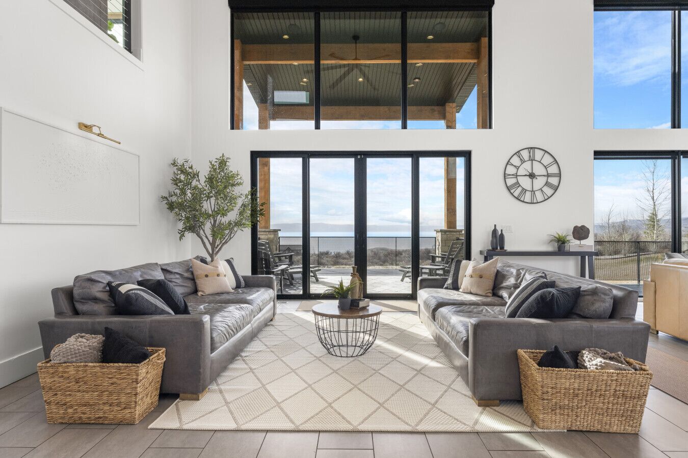 Älytelevisio, takka, DVD-soitin, pöytäjalkapallopöytä