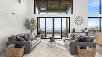 Älytelevisio, takka, DVD-soitin, pöytäjalkapallopöytä