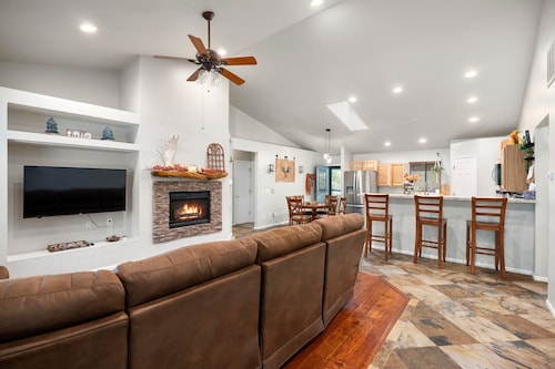 Hilltop Hideaway: Pine Paradise, Spacious Deck, Walk to Rainbow Lake