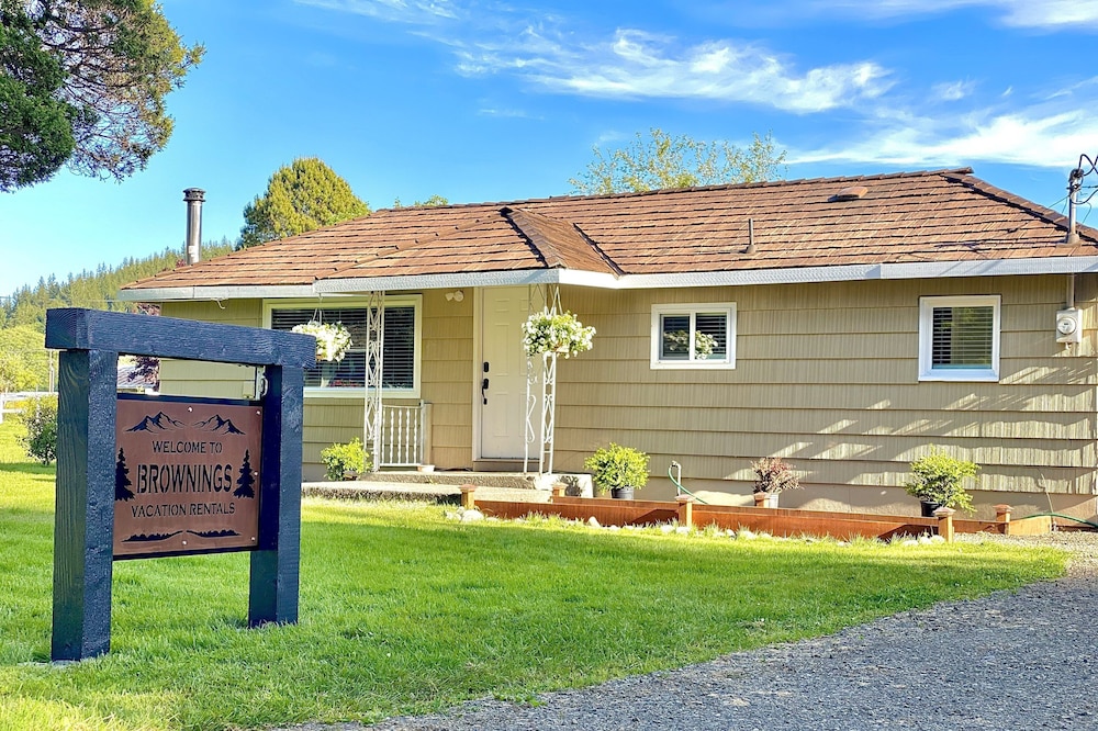 Cozy 2 bedroom house on 1.5 acres