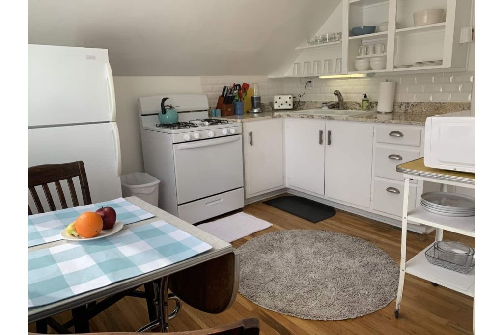 Cozy Loft Three Blocks from Hospital and Downtown