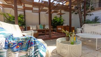 Piscina externa, espreguiçadeiras