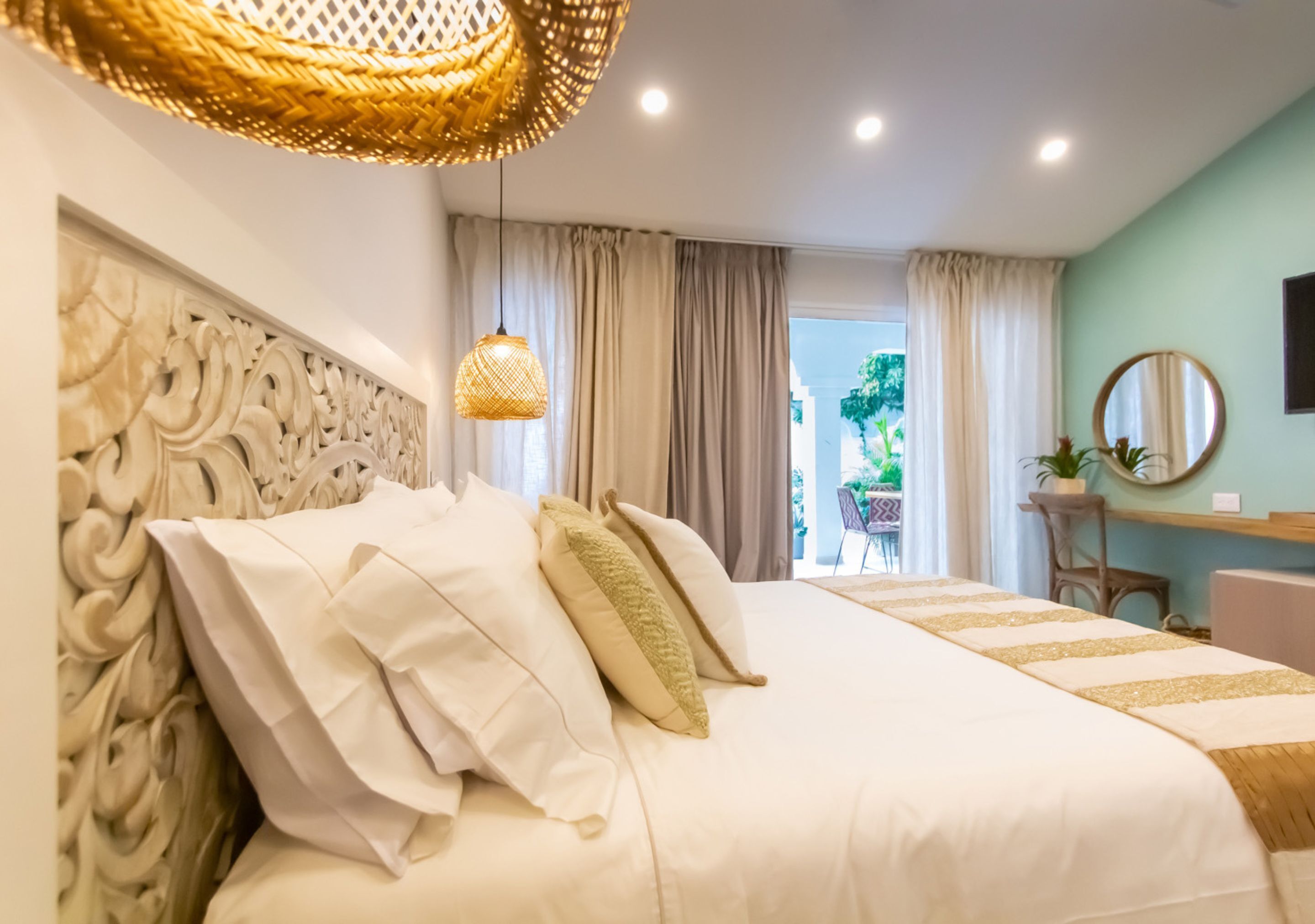 Een minibar, een bureau, gratis wifi, individueel gedecoreerd