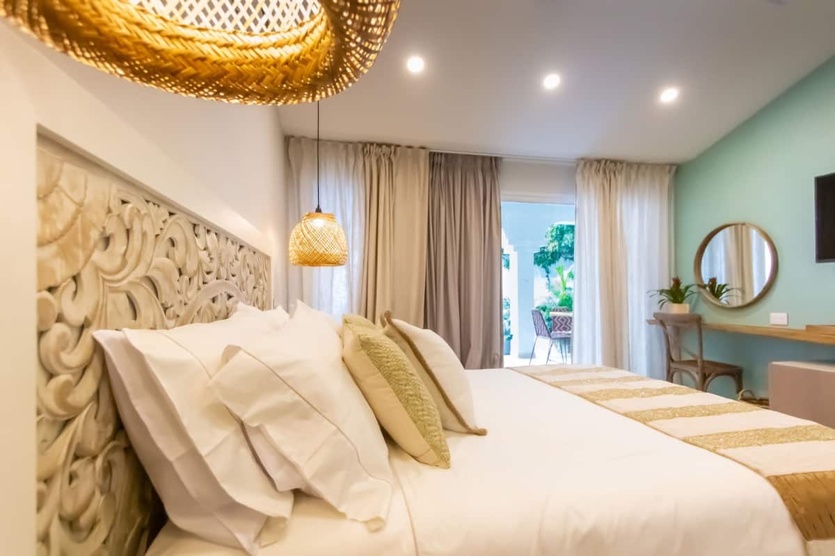 Een minibar, een bureau, gratis wifi, individueel gedecoreerd