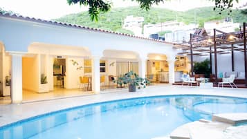 Piscina externa, espreguiçadeiras