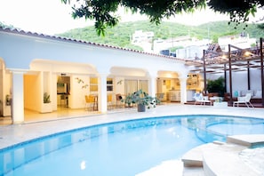 Outdoor pool, pool loungers - Hotel Mandalas House by DOT Boutique (Santa Marta)