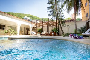 Piscina externa, espreguiçadeiras