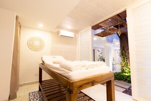 1 treatment room, massages