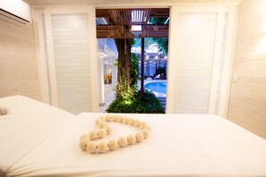 1 ห้องทรีทเมนท์, บริการนวด