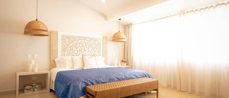 Minibar, decoración personalizada, muebles diferentes y escritorio