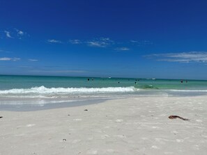 Playa en los alrededores, camastros y toallas de playa 