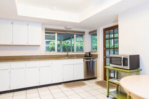 Maison, plusieurs lits, piscine privée, vue jardin | Cuisine privée | Réfrigérateur, micro-ondes, plaque de cuisson, lave-vaisselle