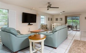 Maison, plusieurs lits, piscine privée, vue jardin | Salle de séjour