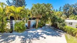 Unclassified image, 3 of 16, button - Crescent Street 1138 A, 2 Bedrooms, Pool, Walk to the Beach (Siesta Key)