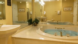 A bathroom with a large bathtub, two sinks, and a mirror. - 2 bdr, 2 baths, golf, spa, water park for FAMILY FUN in Virginia (Massanutten)