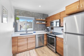 Full-sized fridge, microwave, oven, stovetop