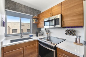 Full-sized fridge, microwave, oven, stovetop - Modern Designer Studio with Pool (Phoenix)