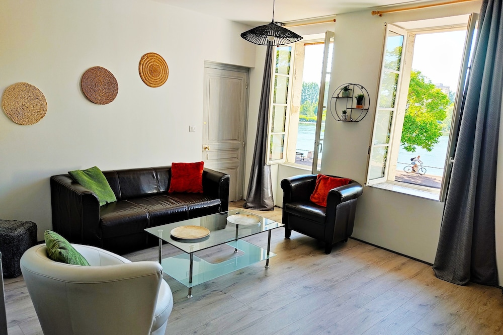 RIVE DE SAÔNE 75m2. Breakfast. Pleasant & spacious.