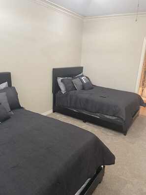 2 عدّة غرف نوم ومكواة/لوح كي وواي فاي وملاءات أسرّة