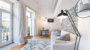 Een moderne woonkamer met een bank, een eettafel en een televisie.