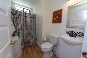 Baignoire, sĂšche-cheveux, serviettes fournies