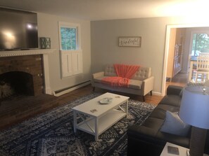 Smart-TV, Tischtennisplatte, Computerbildschirme