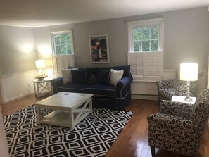 Smart-TV, Tischtennisplatte, Computerbildschirme