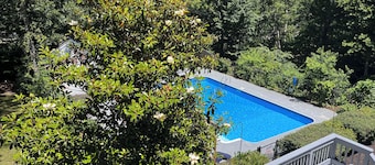 POOL, LARGE NEWLY RENOVATED: 4+ Bedroom, lots of room